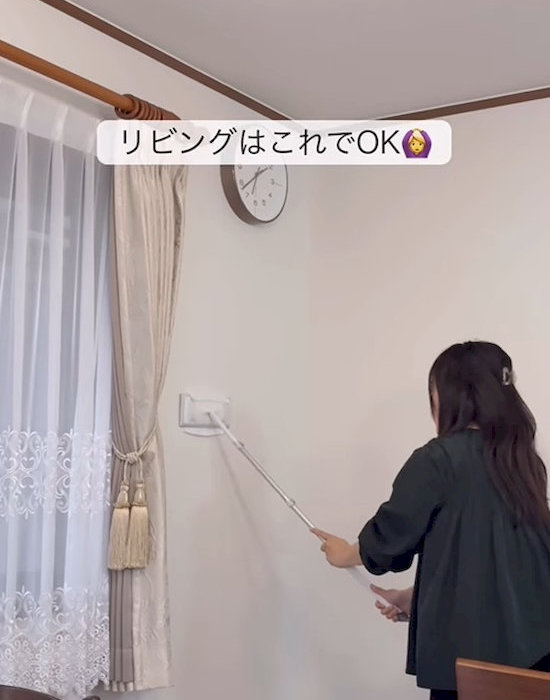 フロアワイパーで壁を掃除する様子