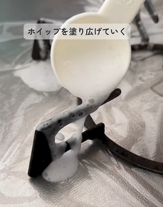 泡状の洗剤を五徳に塗る様子