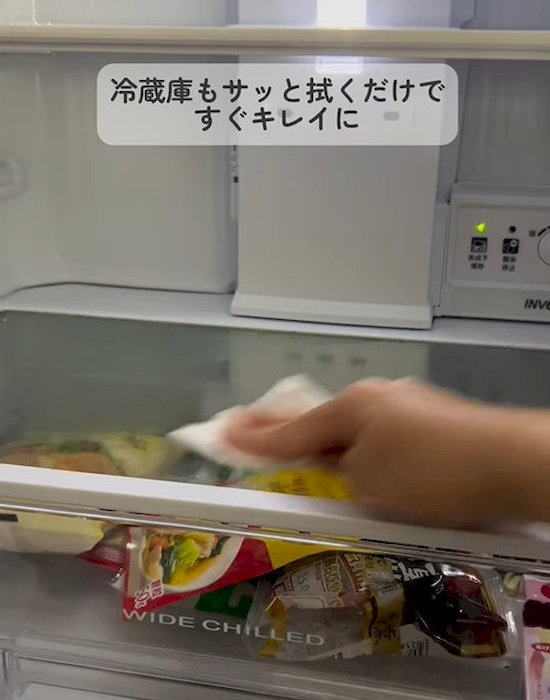 キッチンペーパーで冷蔵庫内を拭く様子
