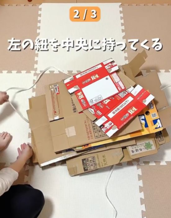 左側の紐を持つ