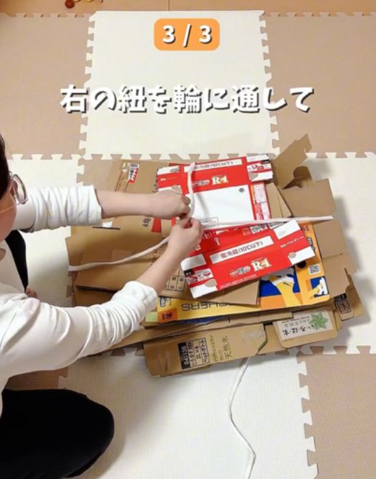 右側の紐を輪に通す