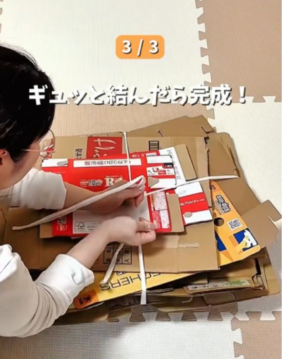 下側の紐と合わせて結ぶ