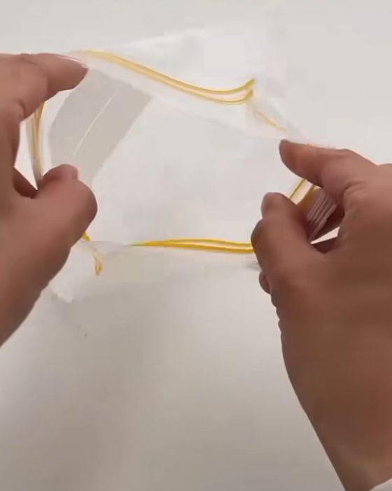 チャック付き保存袋の口を開いている様子