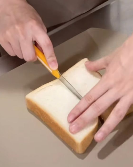 食パンを半分に切る様子