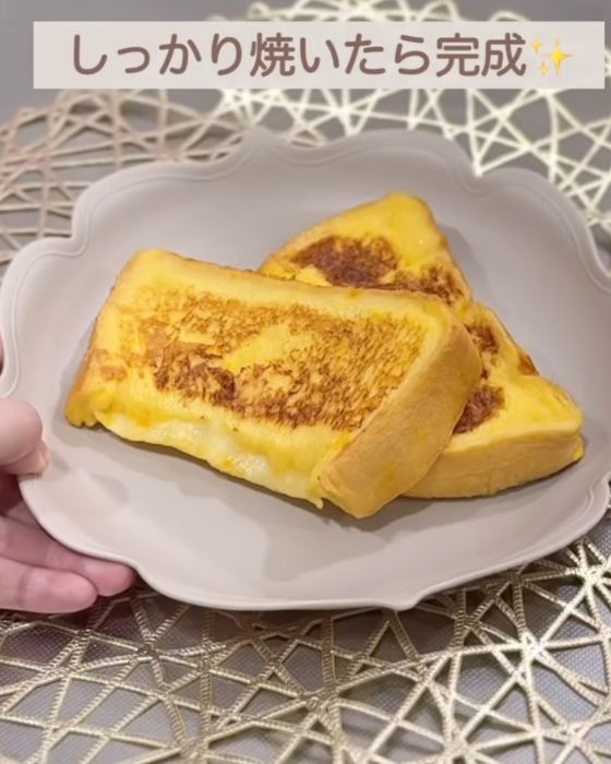 完成したフレンチトーストを皿にのせた様子