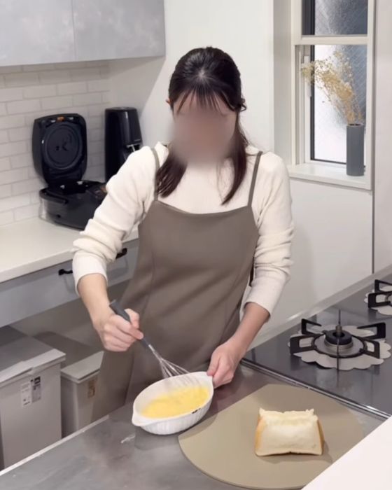 皿に入れた卵液を泡立て器で混ぜる様子
