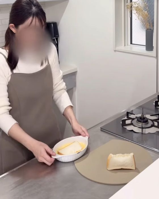 食パンを卵液に浸す様子