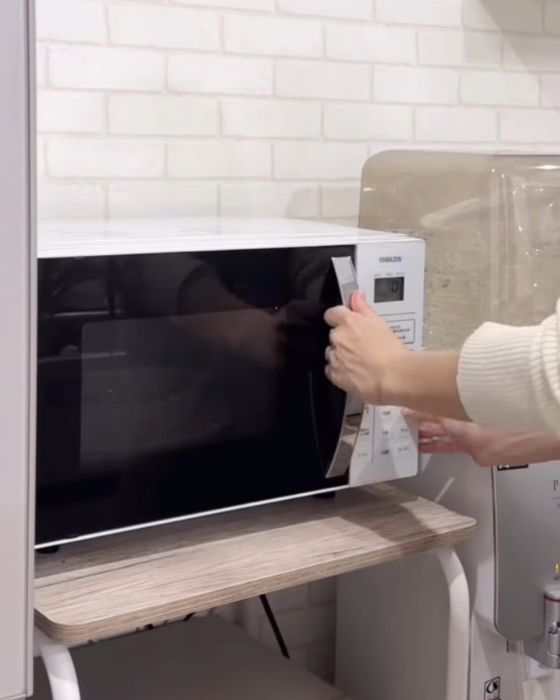 電子レンジの扉を持つ様子