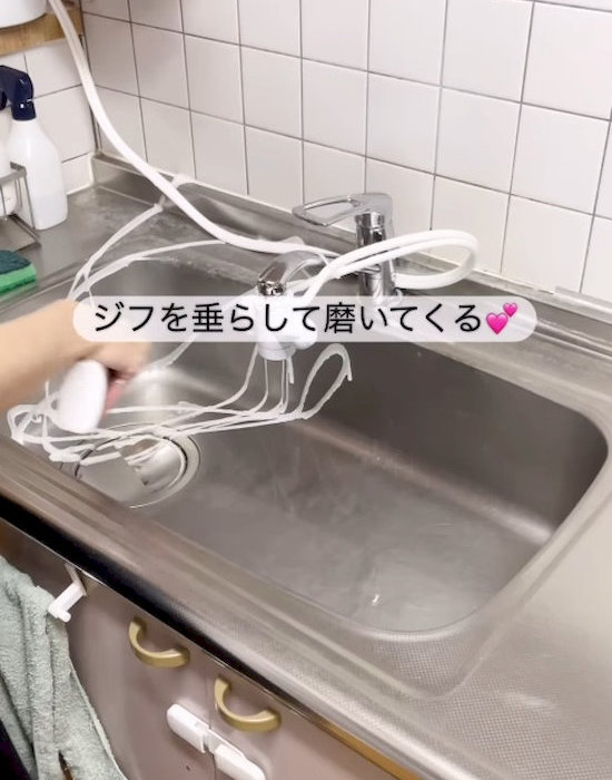シンクにクリームクレンザーを垂らす様子