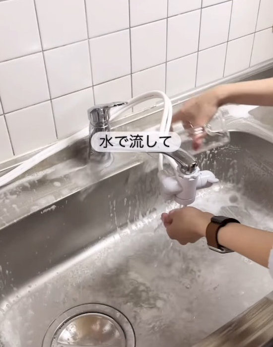 シンクを水で流す様子