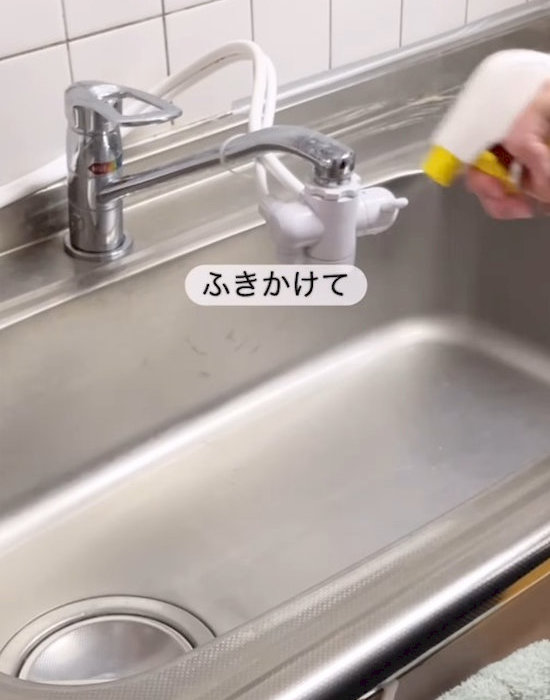 の超撥水コーティング剤をシンクに吹きかける様子