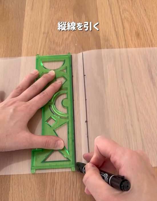 クリアファイルに線を引いている様子