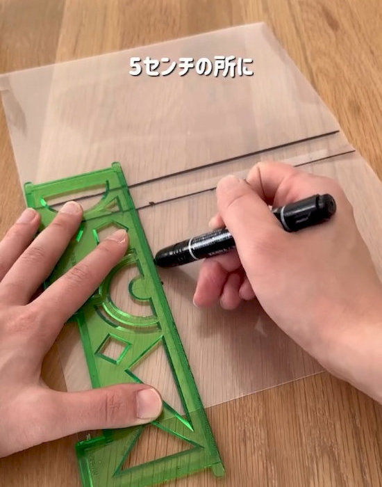 クリアファイルに線を引いている様子