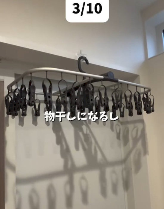 かもいフックに掛けたハンガー