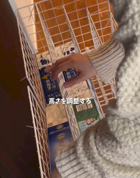 ワイヤーネットに牛乳パックを置いている様子