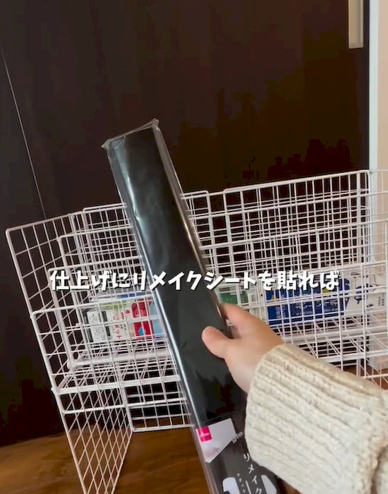 リメイクシートを貼っている様子