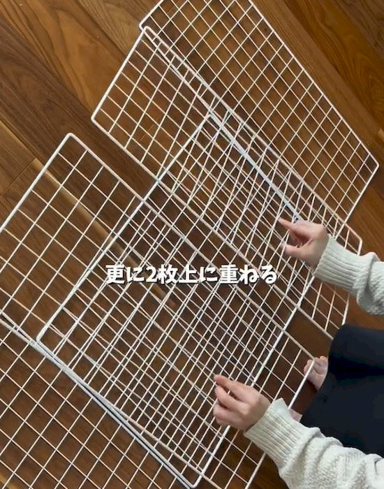 ワイヤーネットを組み立てている様子
