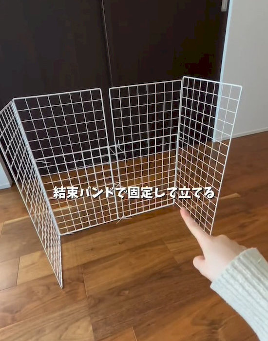 ワイヤーネットを結束バンドで固定している様子