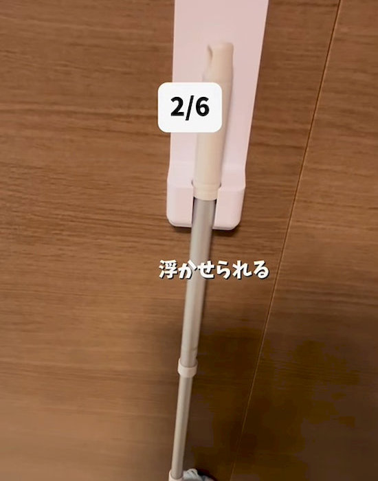 『シャワーホルダー（バス用、マグネット）』でお風呂用掃除ブラシを収納している様子