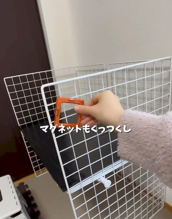 ワイヤーネットにマグネットを付ける様子