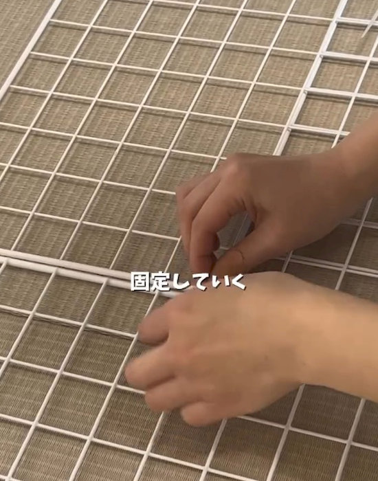 ワイヤーネットを結束バンドで固定する様子