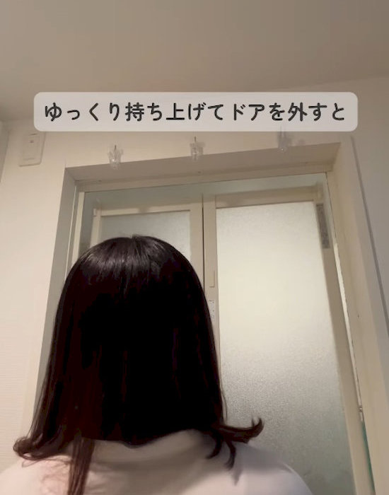 ドアを外す様子