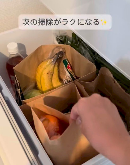 袋の中に野菜を入れる