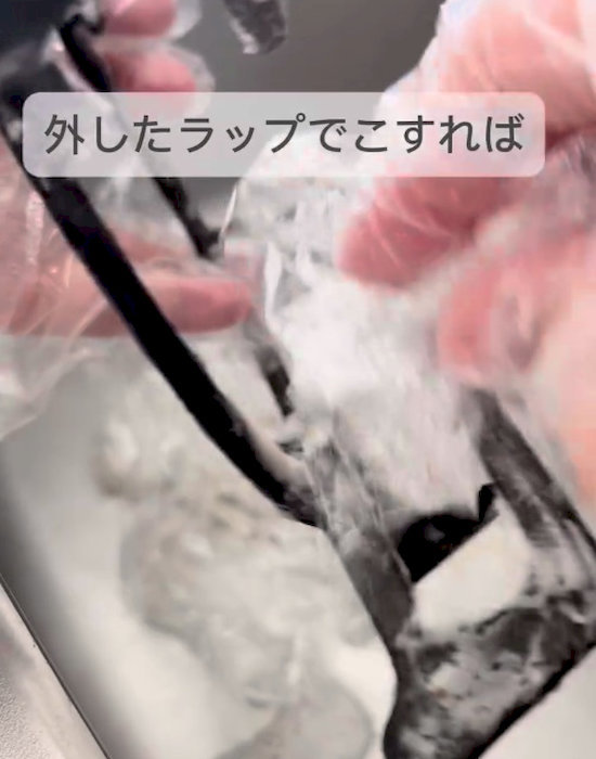 ラップで五徳をこする様子