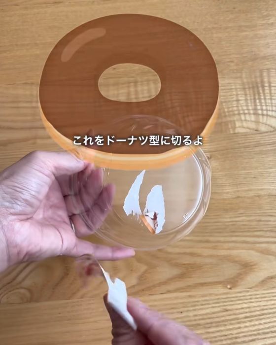 プラスチック容器を手に持っている様子