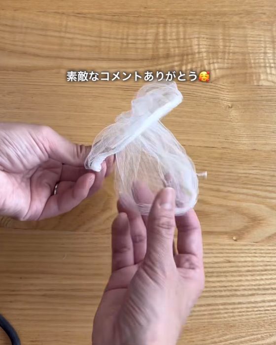 ドーナツ型に切ったプラスチック容器に排水口ネットを被せた様子