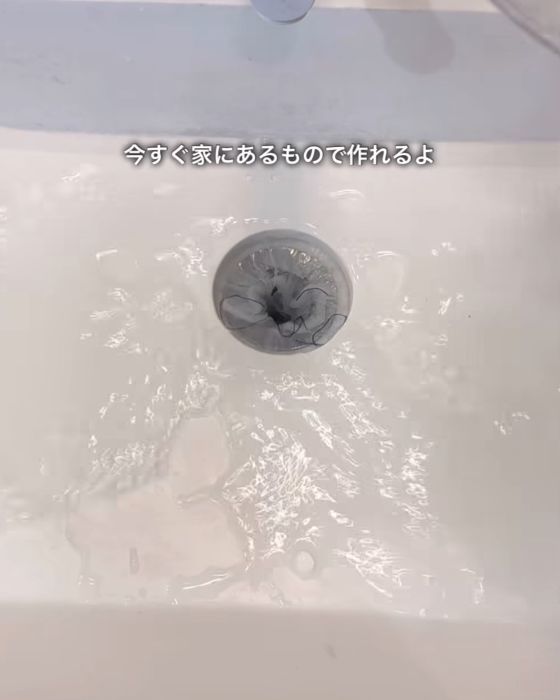 排水口ネットをつけたプラスチック容器を排水口にセットした様子