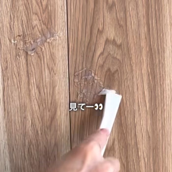 『シールはがし』をのせた箇所をヘラでこする様子
