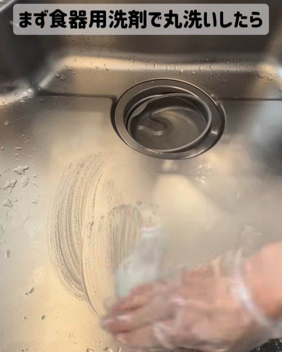 洗剤でキッチンシンクを洗う様子