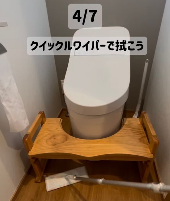 掃除用シートを付けたフローリングワイパーでトイレの床を掃除する様子
