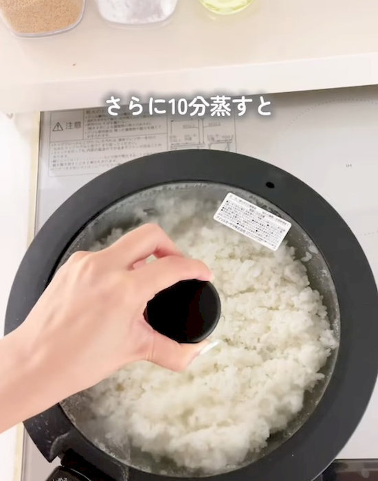 フライパンで米を蒸している様子