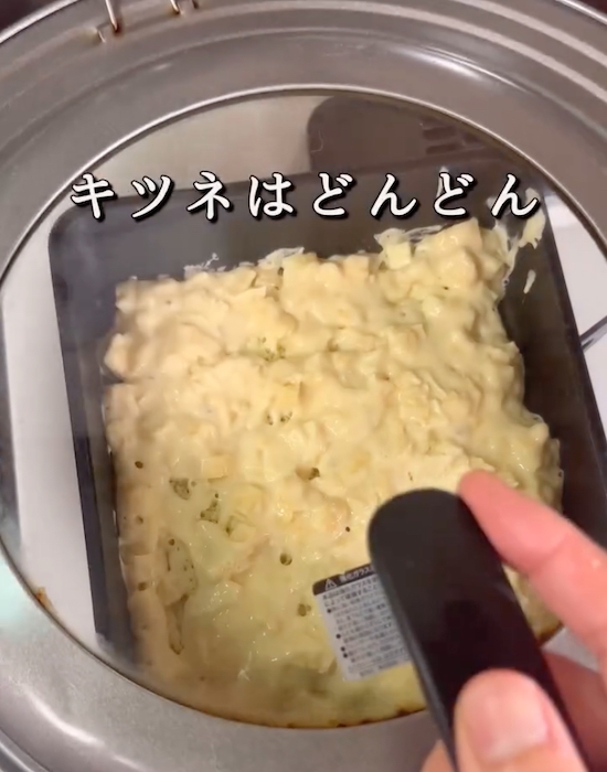 材料をフライパンで焼いている様子