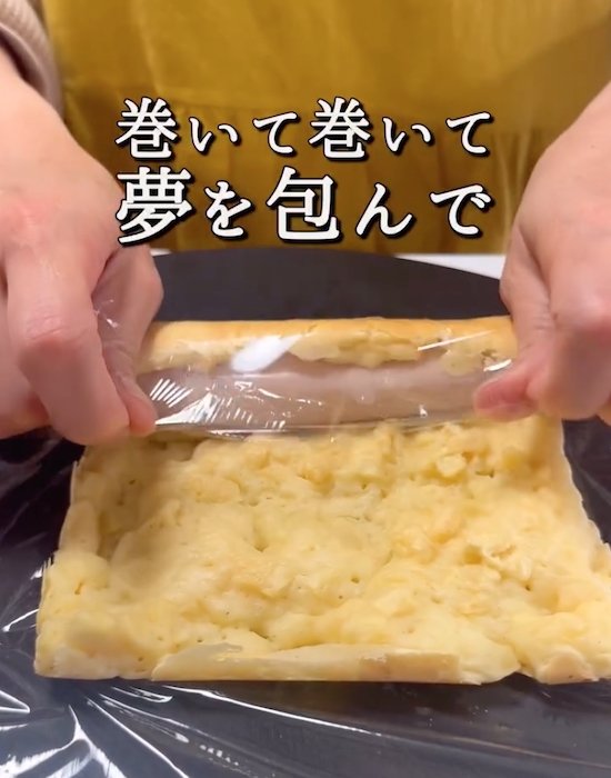 魚肉ソーセージを生地で巻いている様子