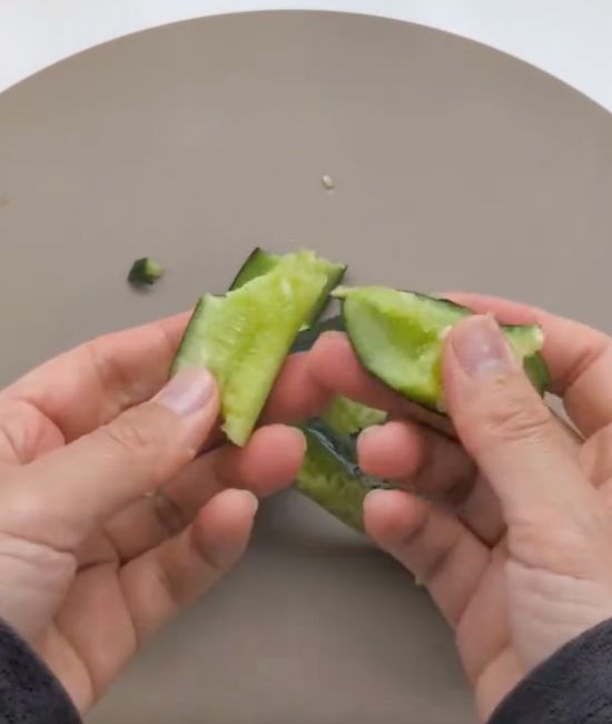 割れたキュウリを食べやすい大きさに折った様子