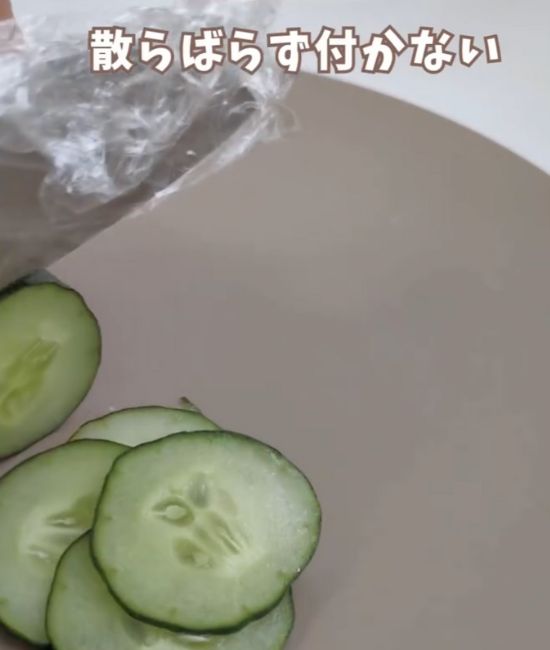 包丁の刃にラップを被せた状態でキュウリを輪切りに切った様子