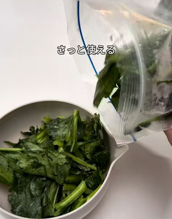 冷凍した葉野菜を器に出す様子