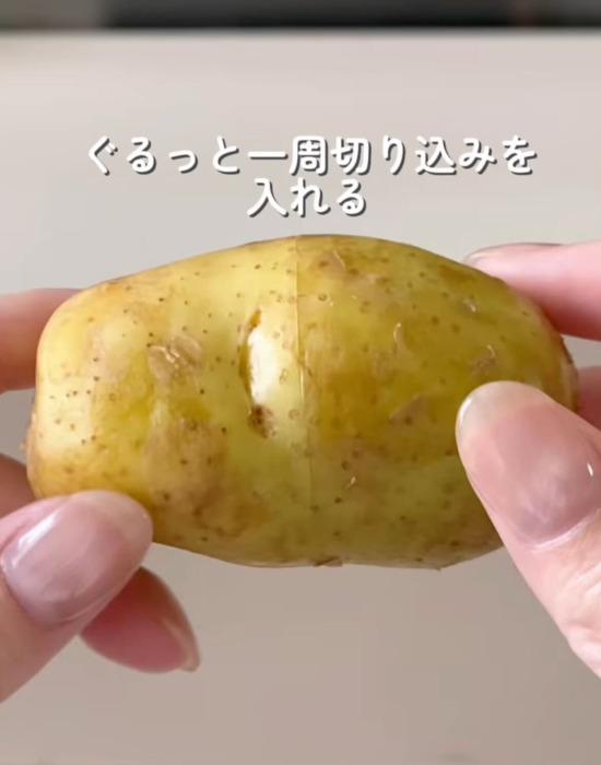 ジャガイモに切り込みを入れている様子