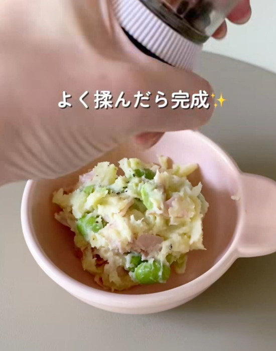 お皿にポテトサラダを移している様子