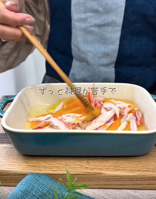 耐熱容器で卵とカニカマを混ぜる様子