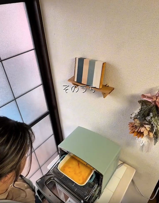 トースターに耐熱容器を入れる様子