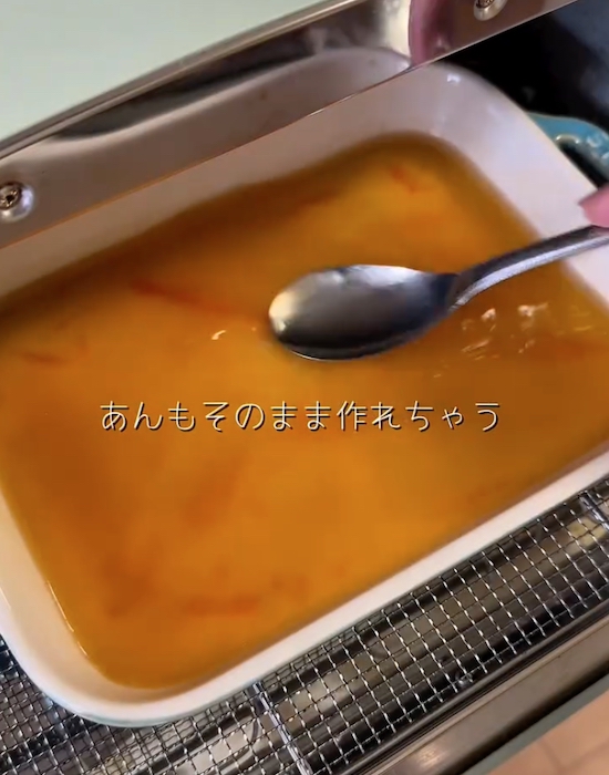卵の上のあんを混ぜる様子
