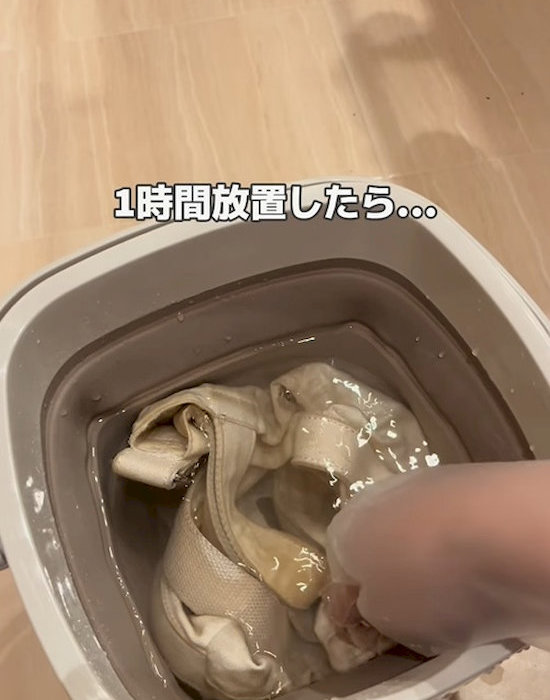 バケツにトートバッグを入れている様子