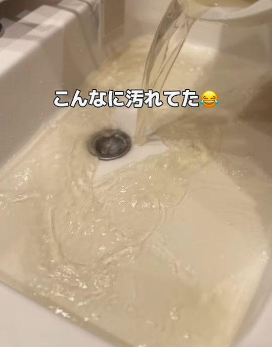 お湯を洗面台に流している様子