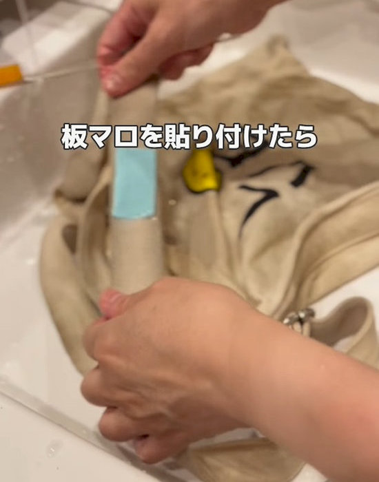 ウタマロ石けんをトートバッグに貼り付けている様子