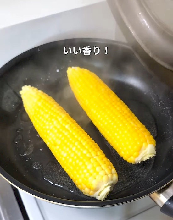 ゆであがったトウモロコシ