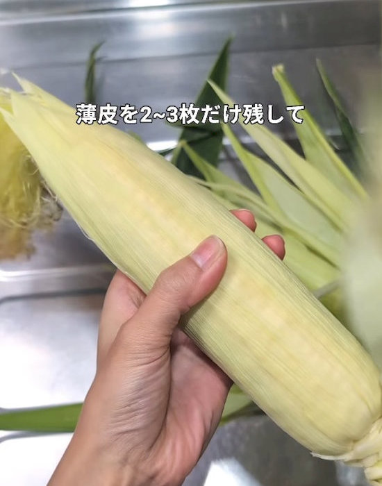 薄皮の残ったトウモロコシ